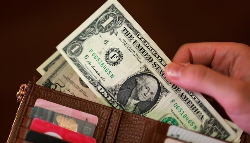 أوراق نقدية من فئة الدولار الأمريكي (رويترز)
