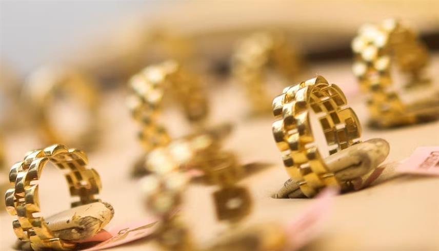 خواتم ذهبية معروضة داخل متجر للمجوهرات في القاهرة (رويترز)