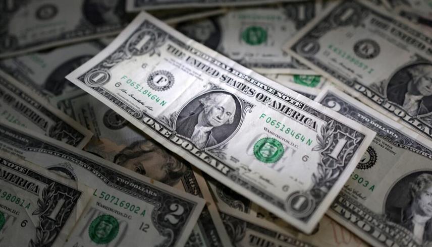 أوراق نقدية من فئة الدولار الأمريكي في صورة توضيحية من (رويتز)