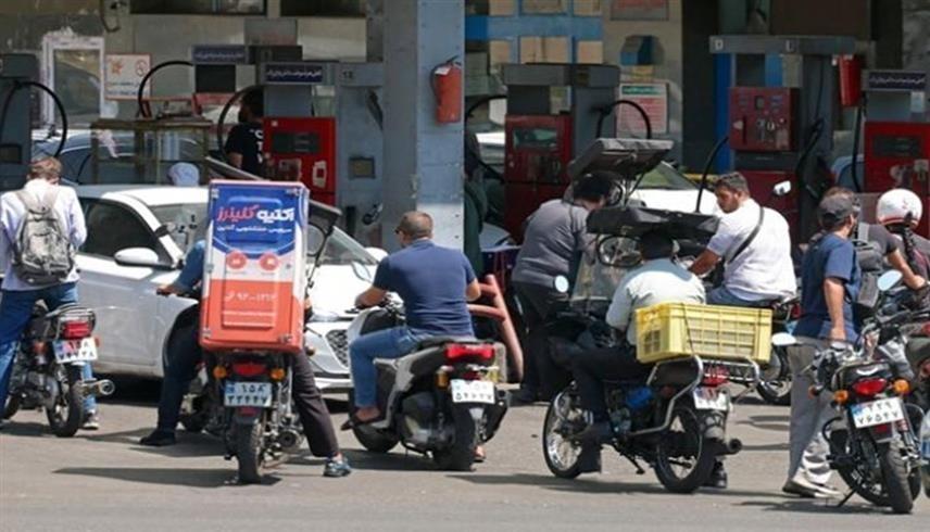 طوابير على التزود بالوقود في إحدى محطات الوقود في طهران (أ.ب)