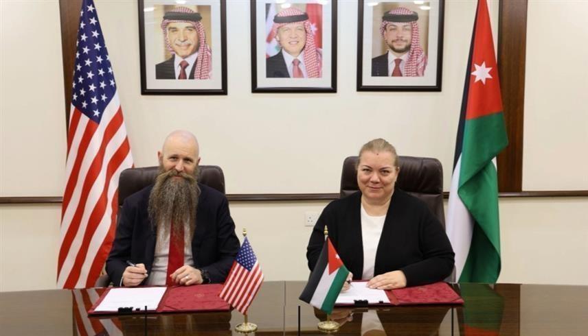 وزيرة التخطيط الأردنية زينة طوقان والسفير الأمريكي لدى الأردن جيم هولتسنايدر (بترا)