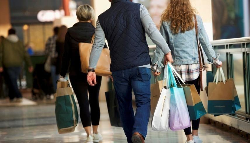 يعتمد التسوق المباشر على بث حي يعرض خلاله البائع منتجاته أمام المشاهدين (رويترز)