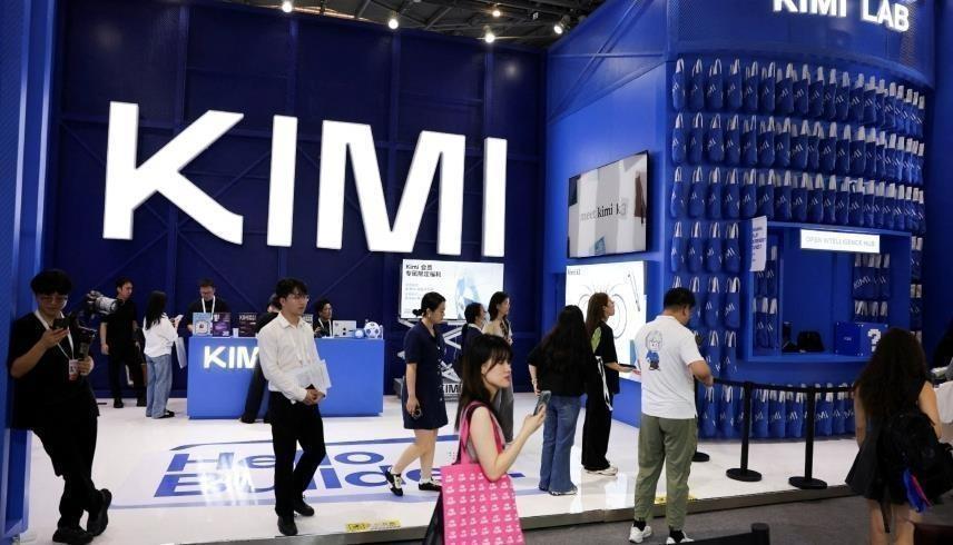 نموذج "Kimi K3" خلال المؤتمر العالمي للذكاء الاصطناعي في شنغهاي (رويترز)