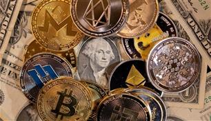 "بتكوين" يتراجع إلى 63.5 ألف دولار