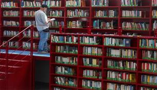 كتب الذكاء الاصطناعي تحاصر المؤلفين.. دراسة تكشف خسائر سوق النشر