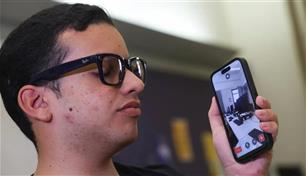 مصري فقد بصره فطوّر "عيناً" بالذكاء الاصطناعي لمساعدة المكفوفين 