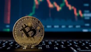 ستراتيجي تعيد هيكلة تمويلها عبر بيع البيتكوين والأسهم
