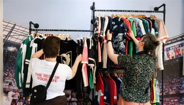 تراجع مبيعات التجزئة البريطانية في يوليو مع انحسار الطلب على الملابس