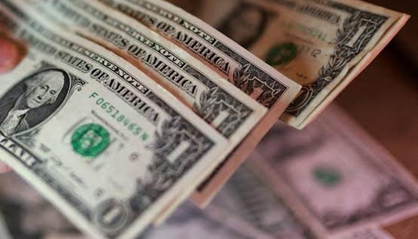 أوراق نقدية من الدولار الأمريكي (رويترز)