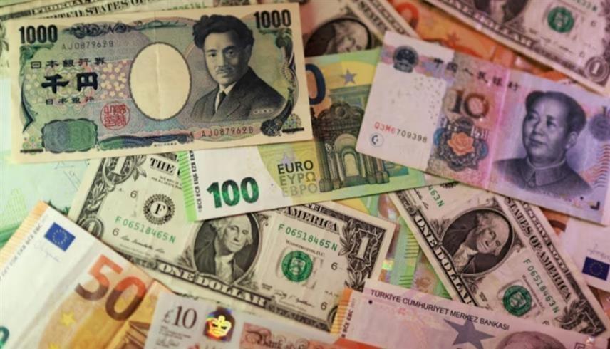 عملات نقدية ورقية من الدولار واليورو والين الياباني والجنيه الإسترليني والليرة التركية واليوان الصيني (رويترز) 