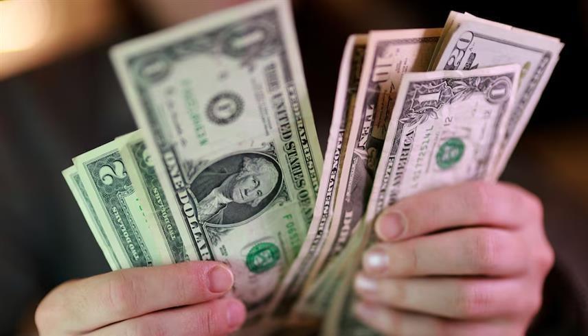 صورة توضيحية تظهر أوراقاً نقدية من الدولار الأمريكي (رويترز)