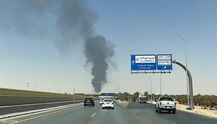 دخان يتصاعد من منطقة مستودعات الوقود قرب مطار الملك خالد الدولي في الرياض (رويترز)
