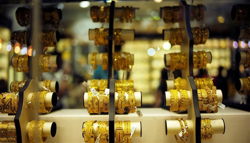 أساور ذهبية معروضة في متجر للذهب بسوق الذهب في دبي (رويترز) 