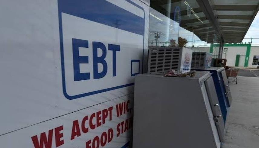 لافتة تُظهر قبول بطاقات المساعدات الغذائية EBT (رويترز)