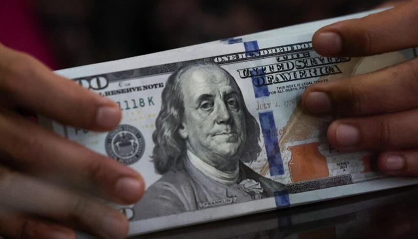 أوراق نقدية من الدولار الأمريكي في متجر للصرافة بجاكرتا (رويترز)