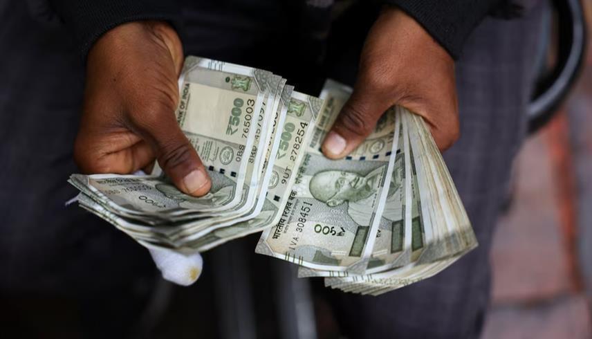 أوراق العملة الهندية (الروبية) (رويترز)