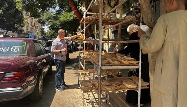 "رغيف الخبز" تحت مطرقة هرمز والبحر الأسود  