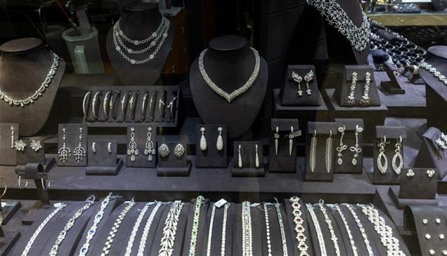الفضة تخطف البريق من الذهب في موسم الأعياد بالهند    