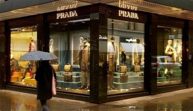 رهان الثراء الفاحش.. برادا تتجاوز تباطؤ المبيعات بالتركيز على كبار المنفقين