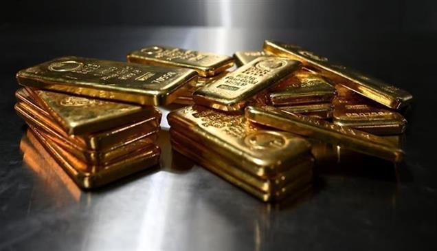 الذهب يقفز 2.4% مع تراجع رهانات رفع الفائدة 