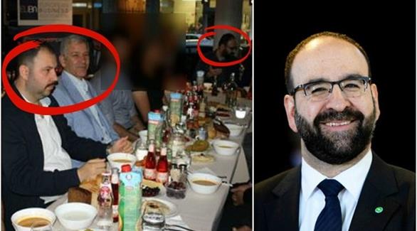 حفل العشاء الذي ورط الوزير في عمق الصورة مع أحد المتطرفين الأتراك الدائرة الأولى والوزير المستقيل في الإطار(ميهيتر 24 السويدي) 