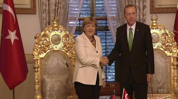 الرئيس التركي مصافحاً المستشارة الألمانية في أنقرة (شبكة أيه أر دي الألمانية)