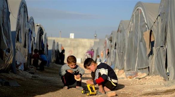 طفلان سوريان يلهوان في أحد مخيمات اللاجئين في تركيا (أرشيف)