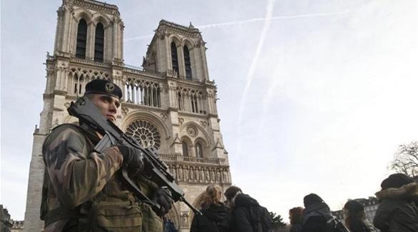 عسكري فرنسي أمام كنيسة نوتردام في باريس (أرشيف)