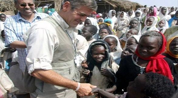 الممثل الأمريكي جورج كلوني في مخيم للاجئين من جنوب السودان (أرشيف)