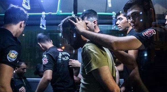 رجال الشرطة التركية أثناء اعتقال أحد المشبوهين (أرشيف)