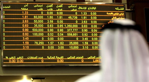 مستثمر أمام شاشة التداول في بورصة دبي (أرشيف) 