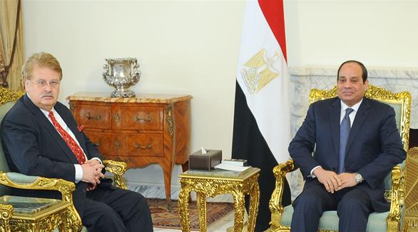 الرئيس المصري عبد الفتاح السيسي ورئيس لجنة الشئون الخارجية بالبرلمان الأوروبي المار بروك (أرشيف)