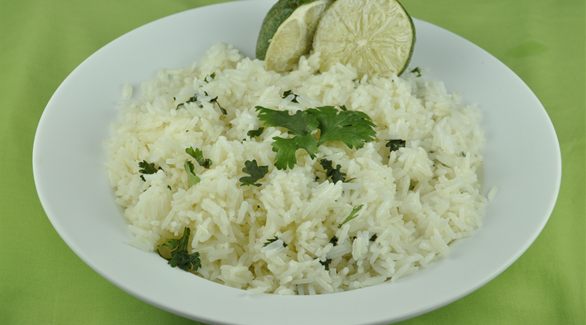 يحتوي كوب من الأرز المطبوخ على 204 سعرة حرارية