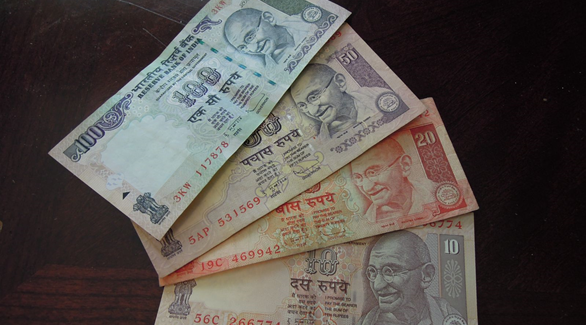 الروبية الهندية تسجل أدنى سعر على الإطلاق مقابل الدولار