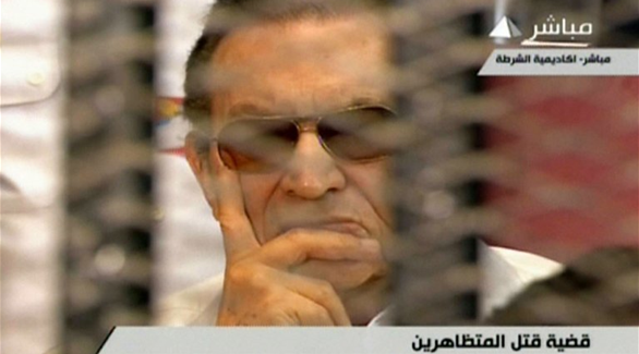 الرئيس المصري الأسبق حسني مبارك أثناء محاكمته (أرشيف)