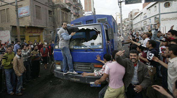 أنصار جماعة الإخوان المسلمين في مصر يحطمون سيارة للأمن المركزي في المحلة (رويترز)