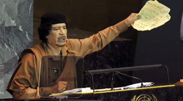 الزعيم الليبي السابق، معمر القذافي أثناء قراءته خطابه الطويل في الجمعية العام (2009)