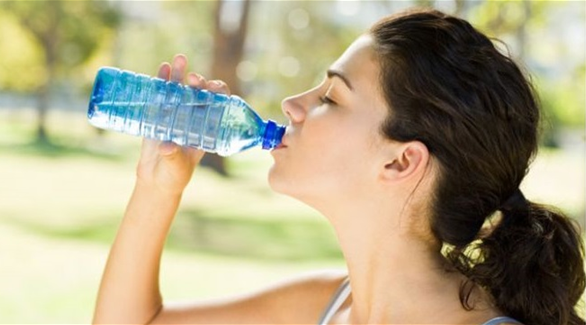شرب الكمية الكافية من الماء يحمي من تكون حصى الكلى