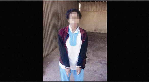 الخادمة الأثيوبية مرتكبة الجريمة مكبلة بالأصفاد 