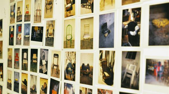 بعض صور المقاعد التي صورها مشروع "ألف كرسي وكرسي"