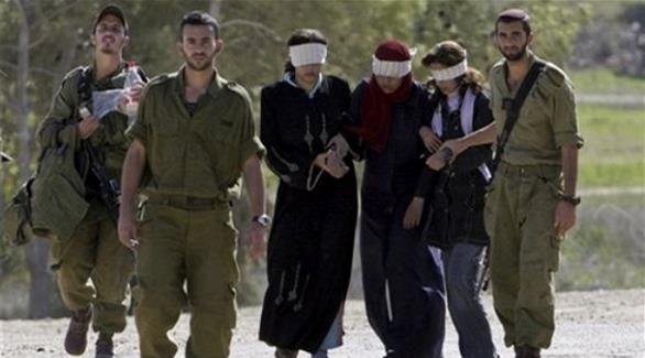 جنود إسرائيليون يعتقلون شابات فلسطينيات (أرشيف)