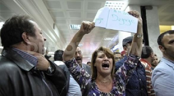 تونسيون يحتجون على زيارة ليفي، وسيدة ترفع لافتة تقول:بي تش أل إرحل(موقع رو89)