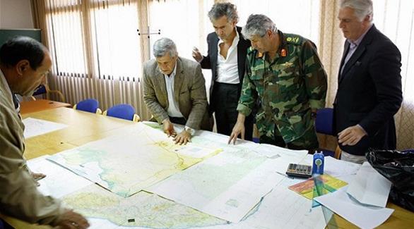 ليفي وسط الصورة إلى جانب العقيد يونس في ليبيا وقت الانتفاضة مع مسؤولين عسكريين ومخابرات من فرنسا وليبيا(أرشيف)