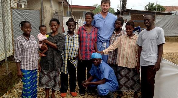 الطبيب إيان كروزير الناجي من المرض  (في الوسط) أثناء عمله في سيراليون