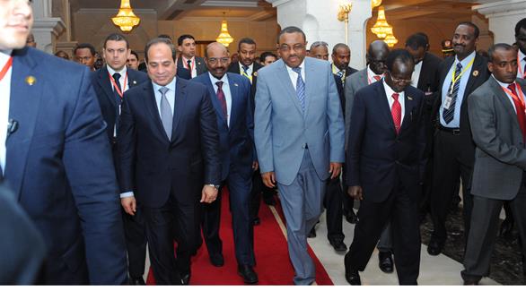 السيد الرئيس مع الرئيس السوداني ورئيس وزراء أثيوبيا لبحث أزمة سد النهضة (أرشيفية)