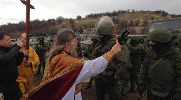 رجل دين يبارك الجنود الروس (واشنطن بوست)