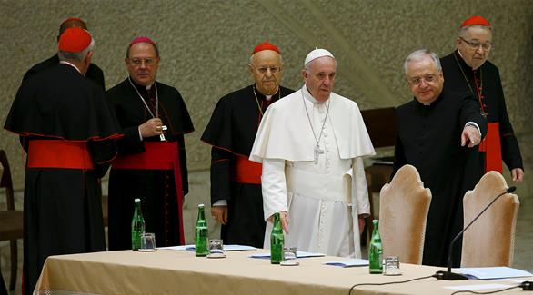 البابا والأساقفة قبيل بدء الاجتماع (رويترز)