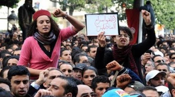 تونسيون يتظاهرون في شارع بورقيبة يوم هروب الرئيس زين العابدين بن علي في 14 يناير 2011 (أرشيف)