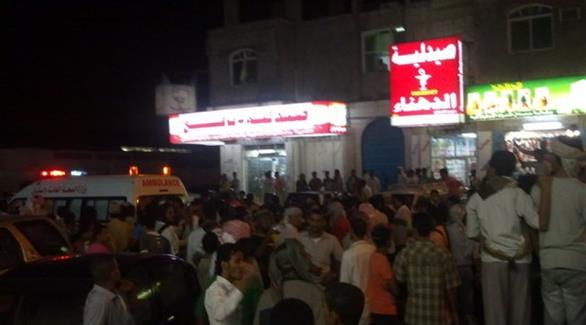 مواطنون يتجمعون في مكان اغتيال القاضي عبدالهادي المفلحي (24)
