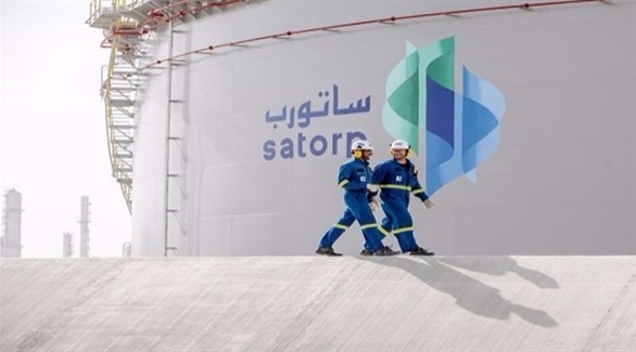 عاملان في مصفاة ساتورب السعودية الفرنسية (أرشيف)